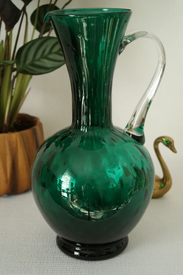 Vase cruche en verre soufflé vert vintage