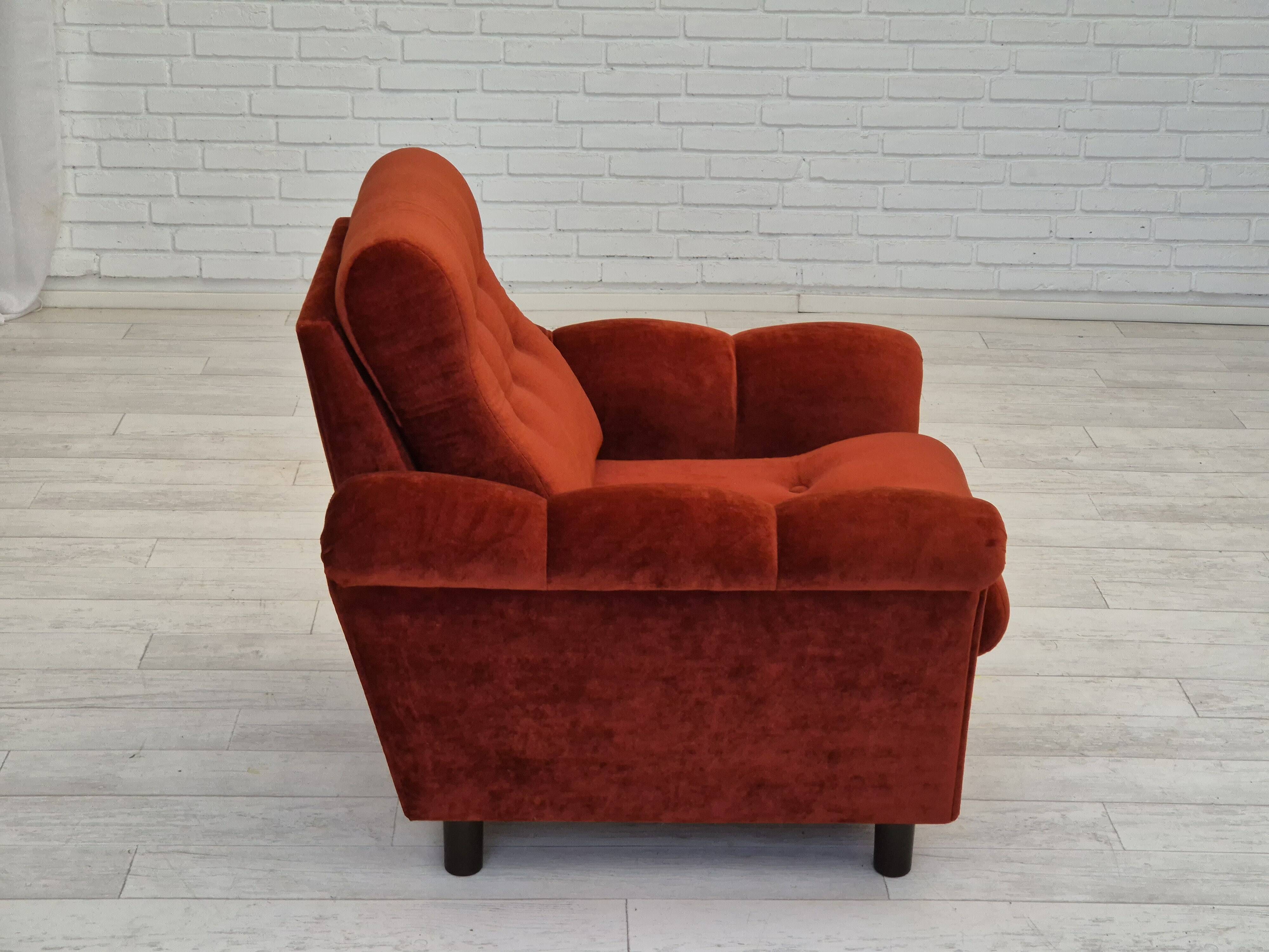 Années 1980, fauteuil relax danois meuble en velours marron/rouge.
