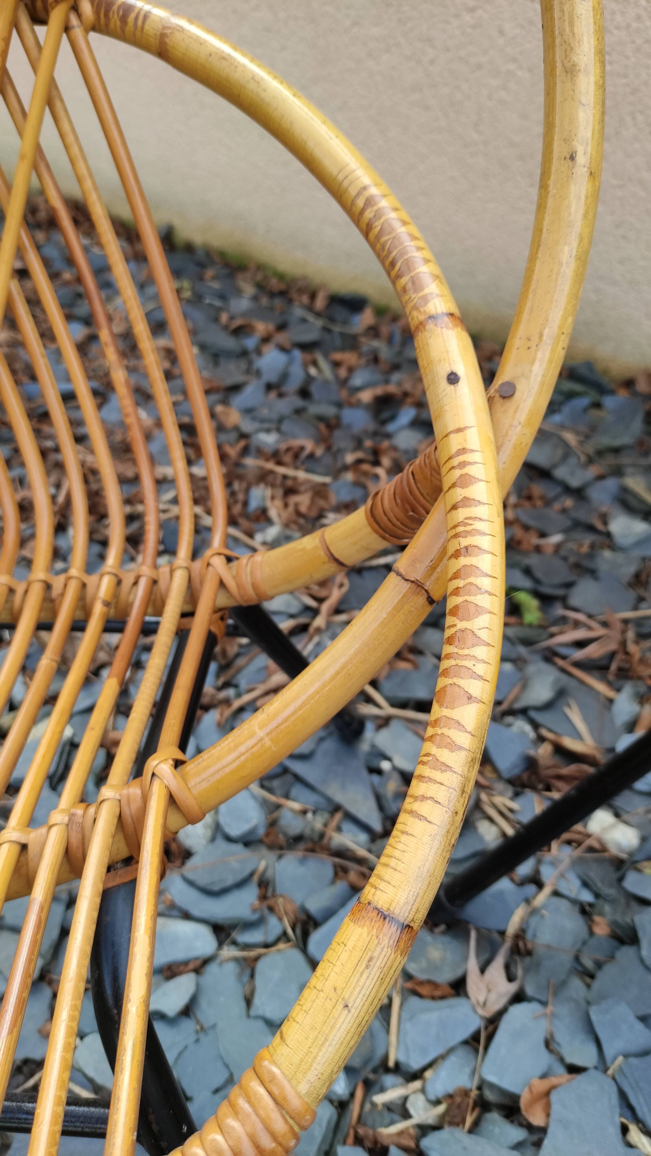 Paire de fauteuils coquilles ou corbeille en rotin tressé, pieds en métal