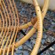 Paire de fauteuils coquilles ou corbeille en rotin tressé, pieds en métal