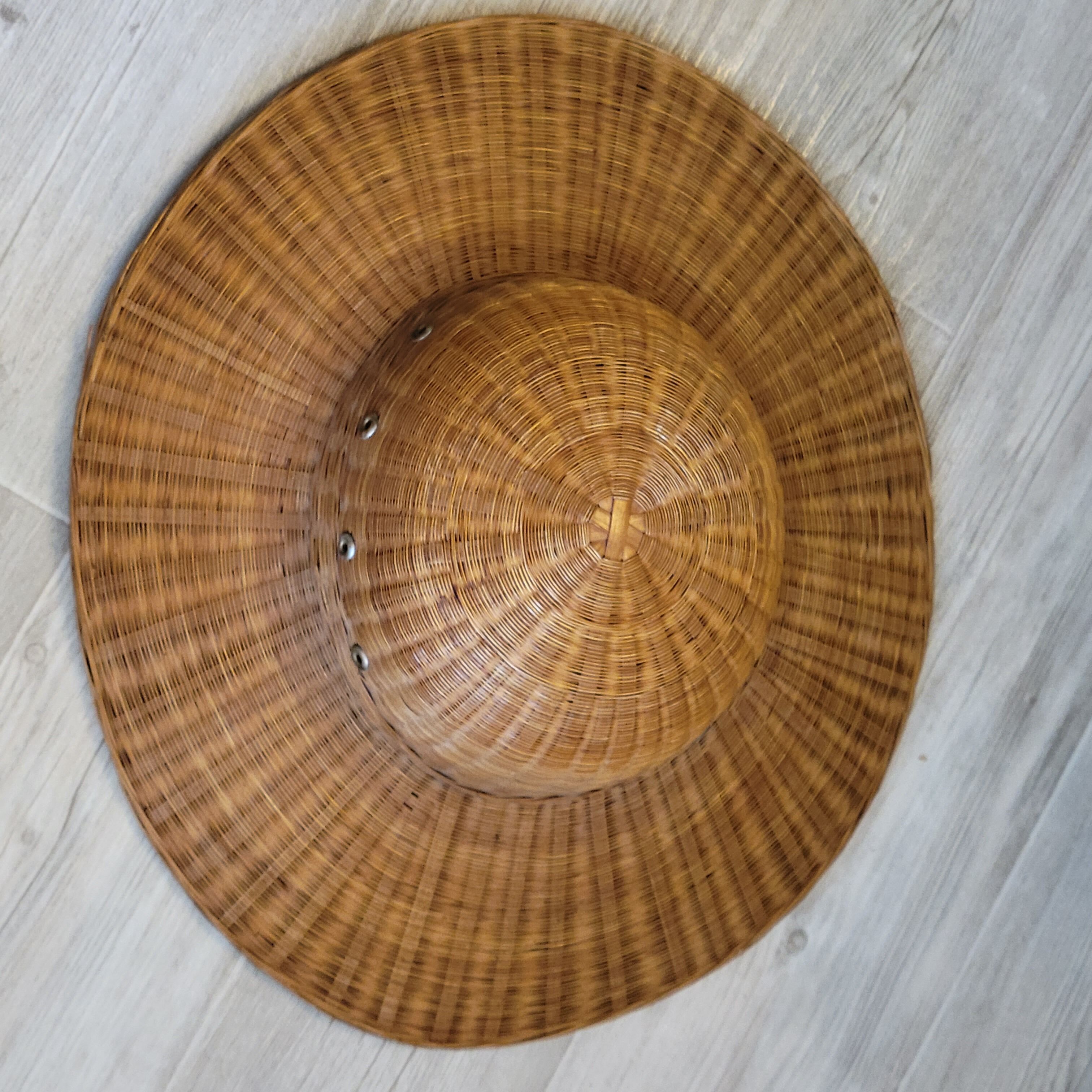 Ancien chapeau asiatique colonial tissé en paille osier feuilles bambou