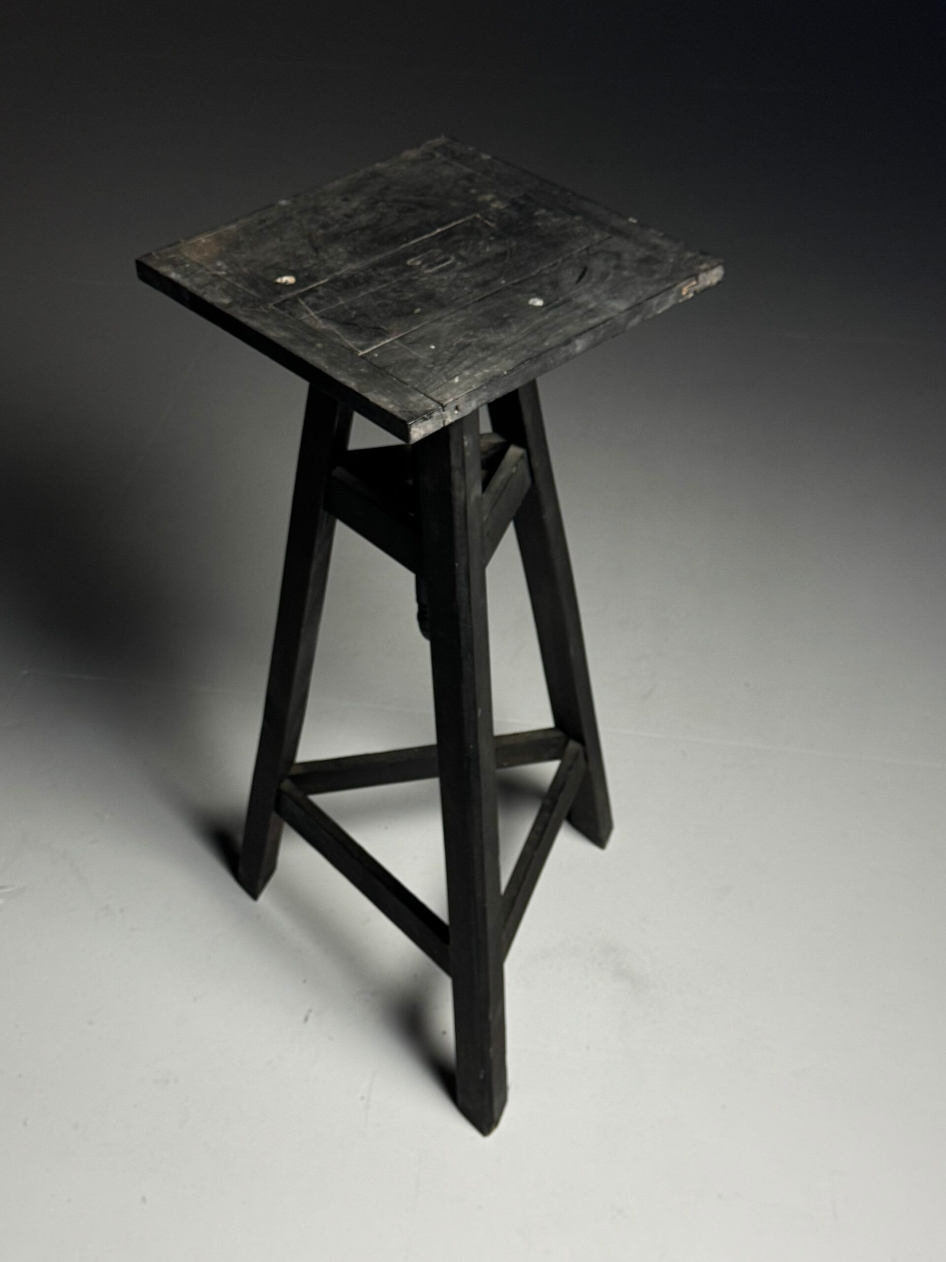 Sculpture stand antique black