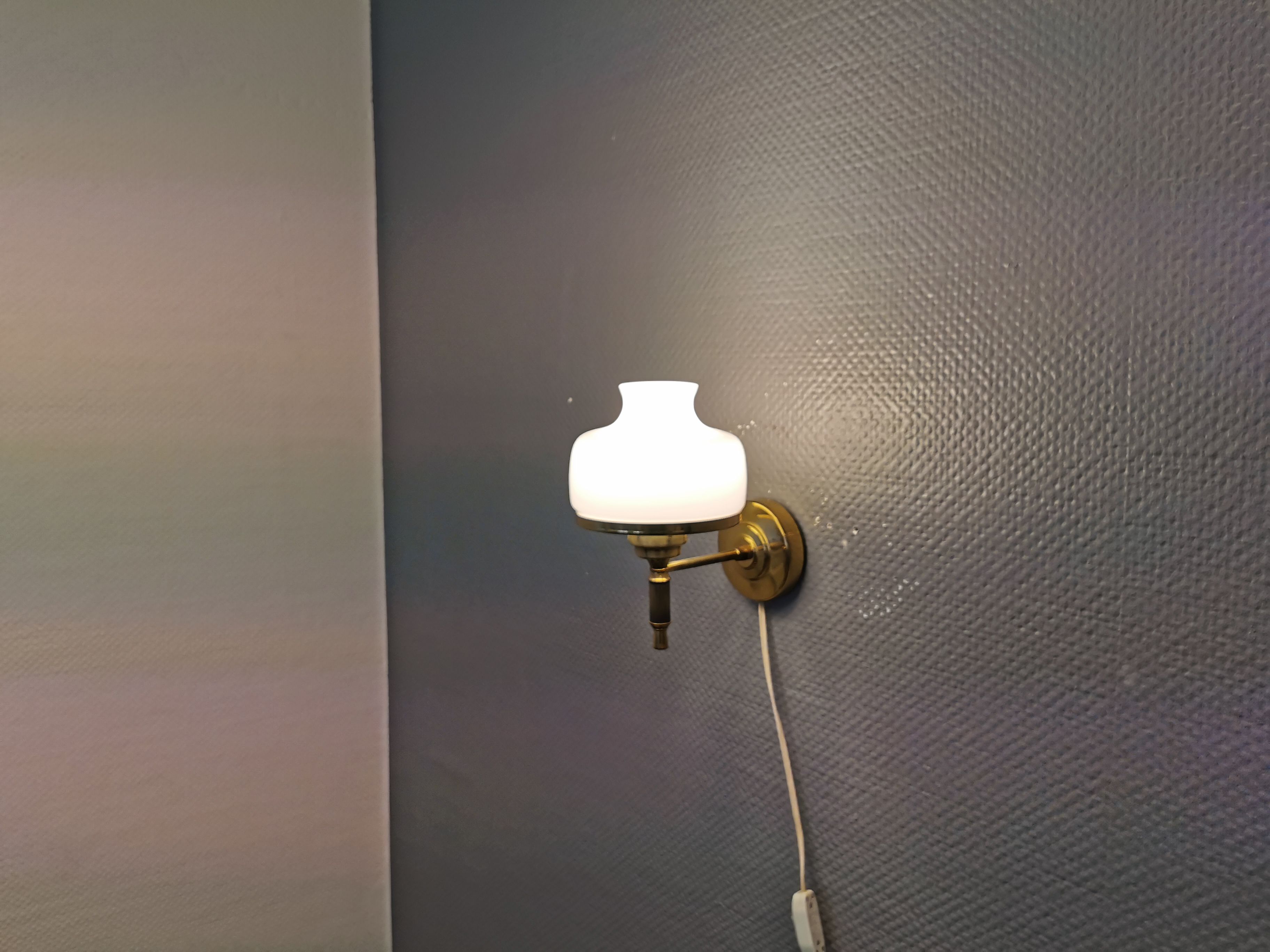 Older wall lamp, in metal, brass and milk-white glass