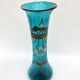 Grand vase de forme diabolo en verre soufflé bleu turquoise avec décor floral • Art Nouveau • 1900s