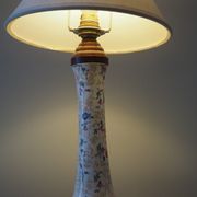 Lampe à poser de table de chevet d’appoint en faïence et socle en bois