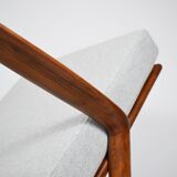 Fauteuil spectaculaire rénové, tissu gris clair, années 1960, usine de meubles Swarzedzka