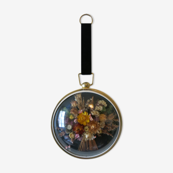 Médaillon vintage de fleurs séchées cadre décoratif en verre bombé et laiton