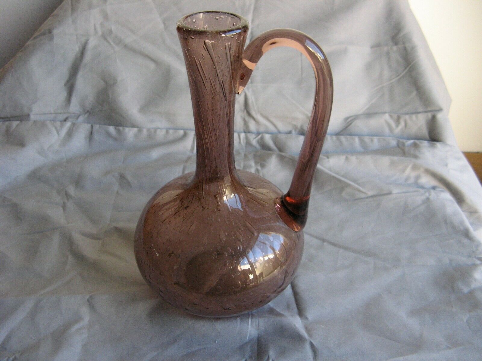 Carafe en verrerie de Biot de couleur violet mauve