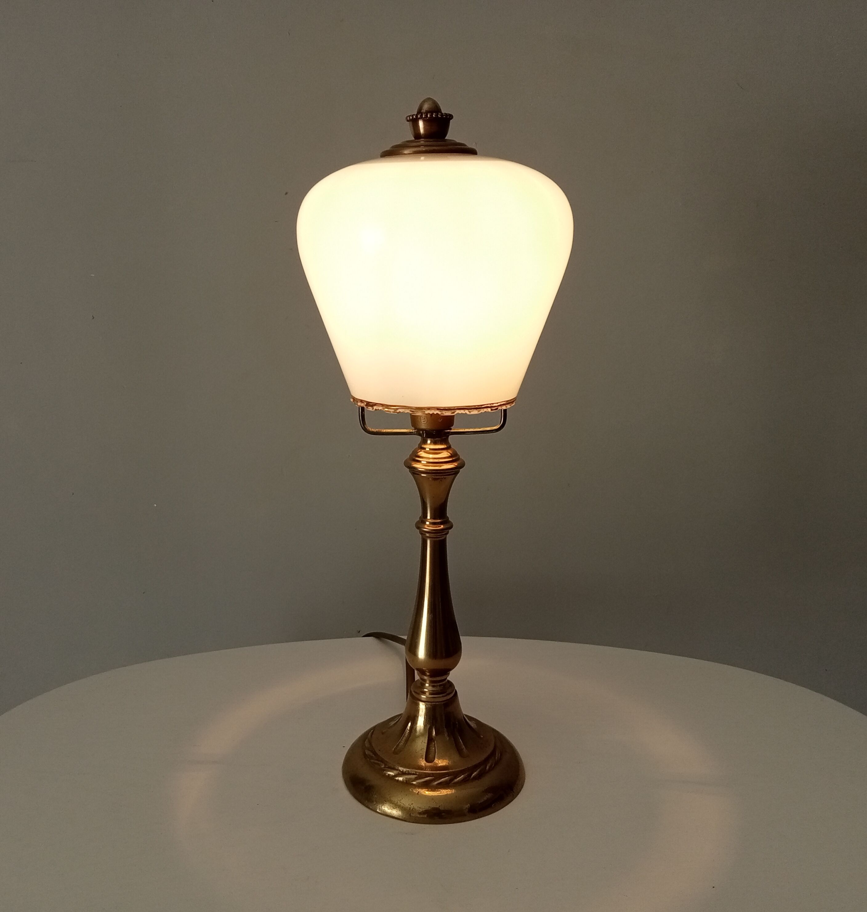 Art deco lamp in brass and opaline