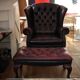 Fauteuil bergère et son repose-pied « Chesterfield »