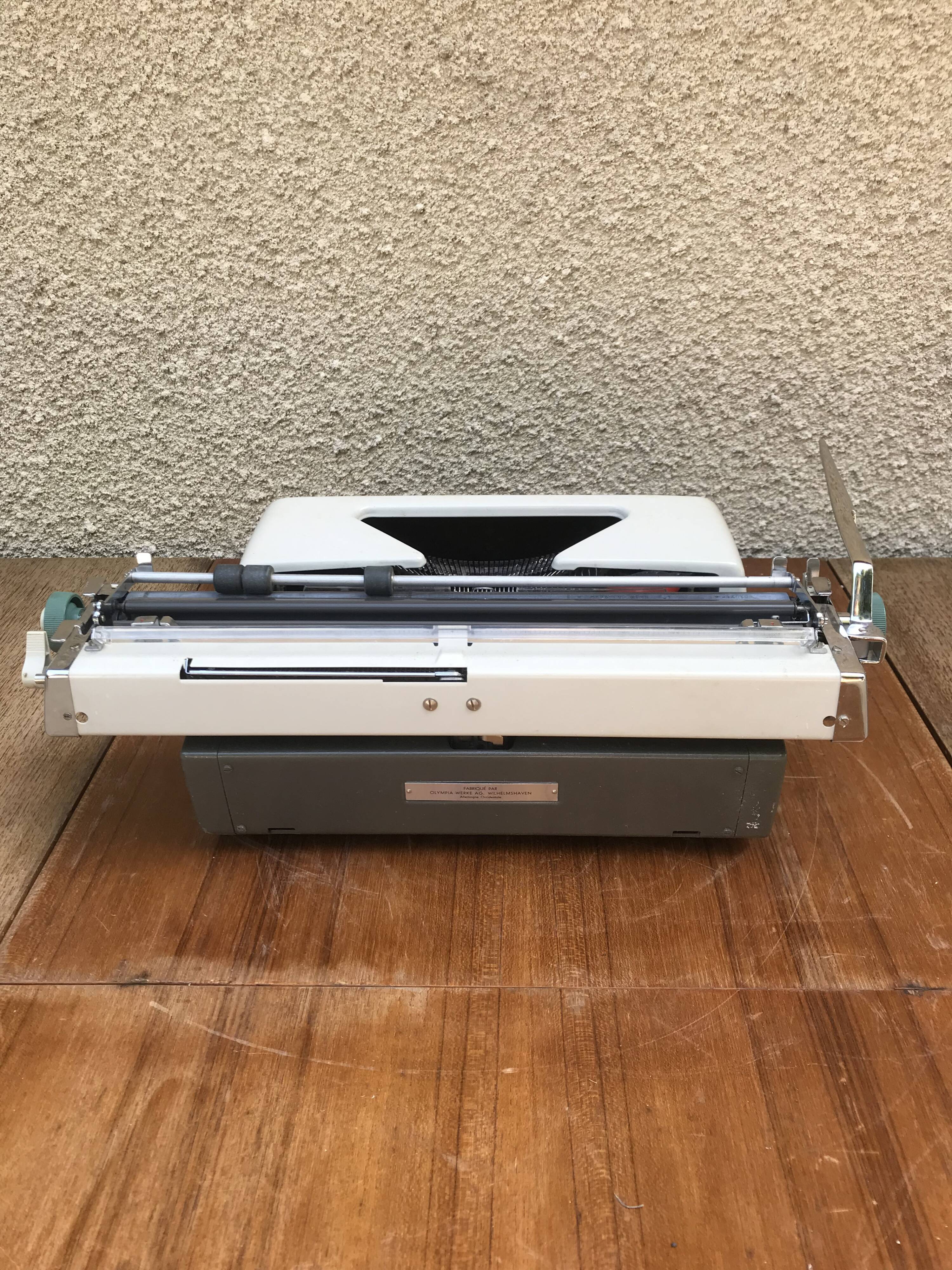 Former olympia metal beige writing machine