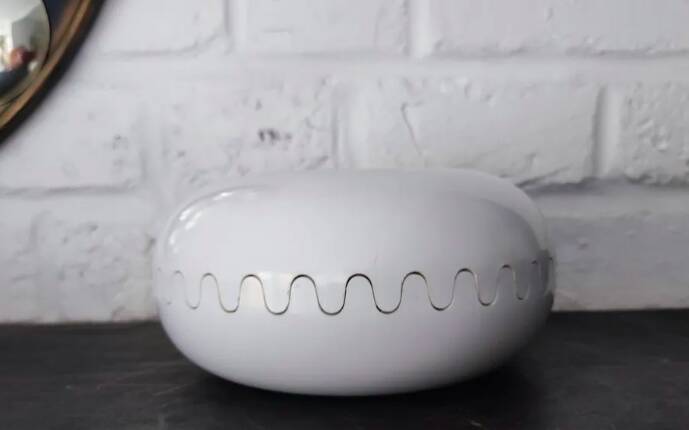 Mebel Clam ashtray from the 1970s by Alan Fletcher in white.
