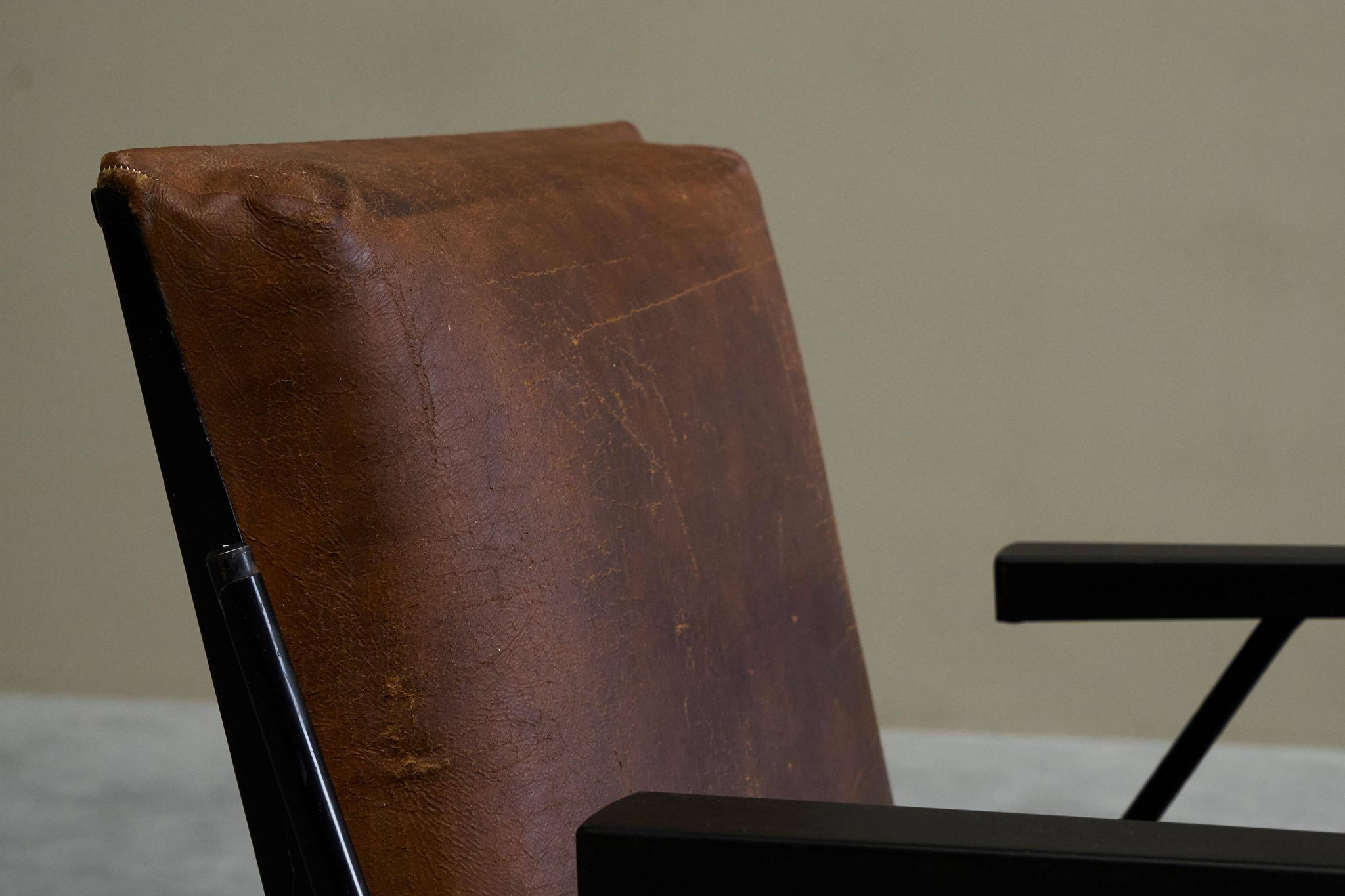 Modernist Dutch lounge chair in enamelled steel and leather from the 1950s.