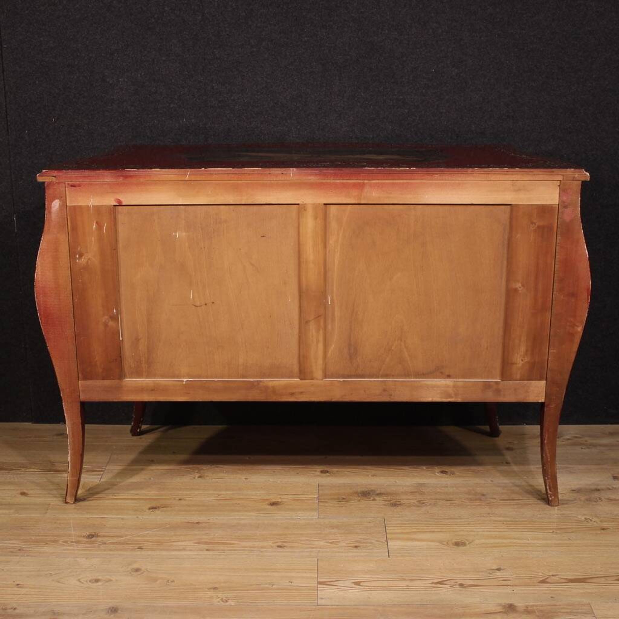 Commode chinoise laquée, peinte et dorée