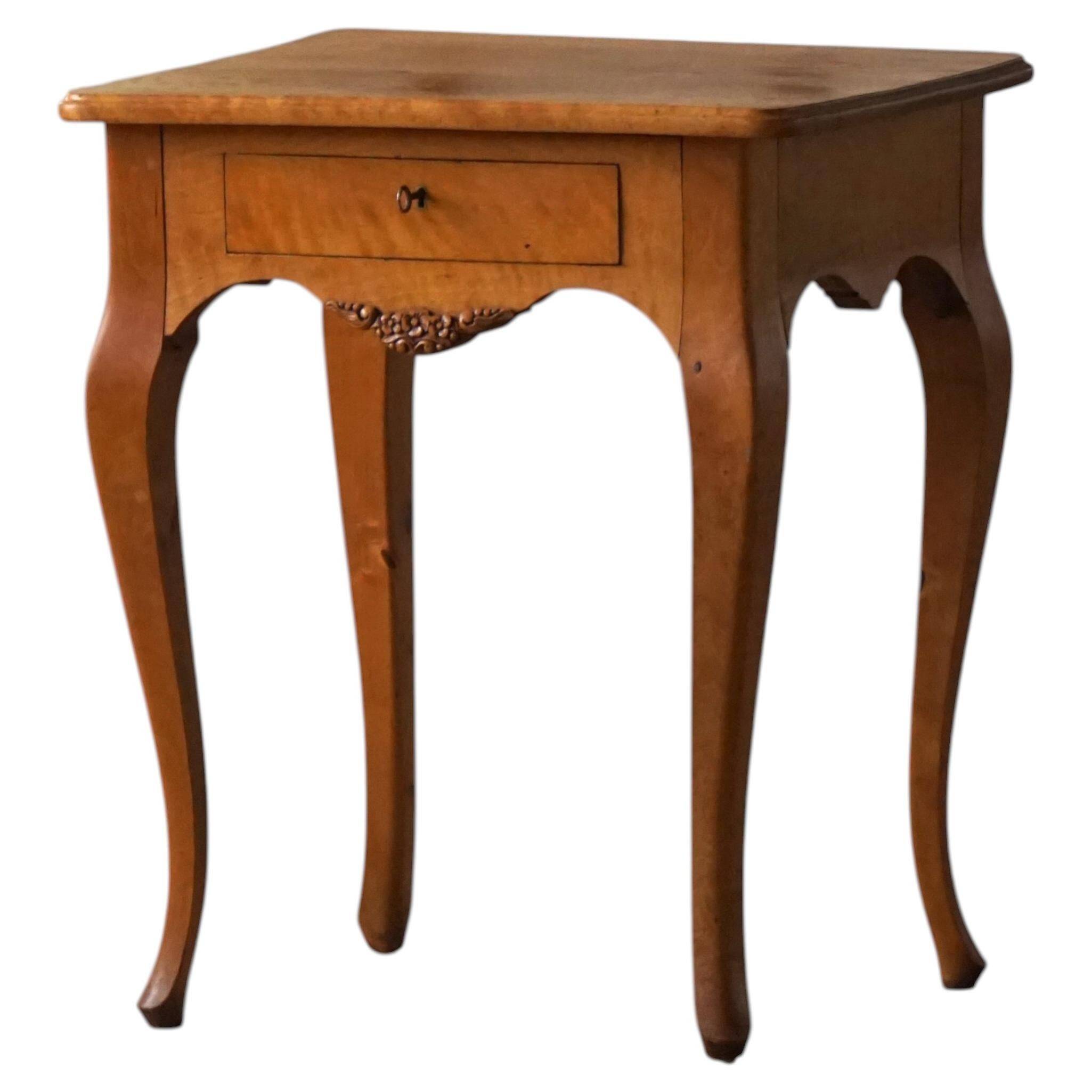Table d'appoint danoise de style rococo en bouleau avec tiroir, début du 20e siècle
