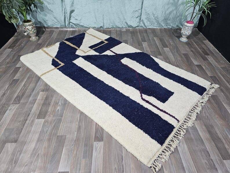 Handmade traditional Moroccan Berber rug size 150 x 250 cm