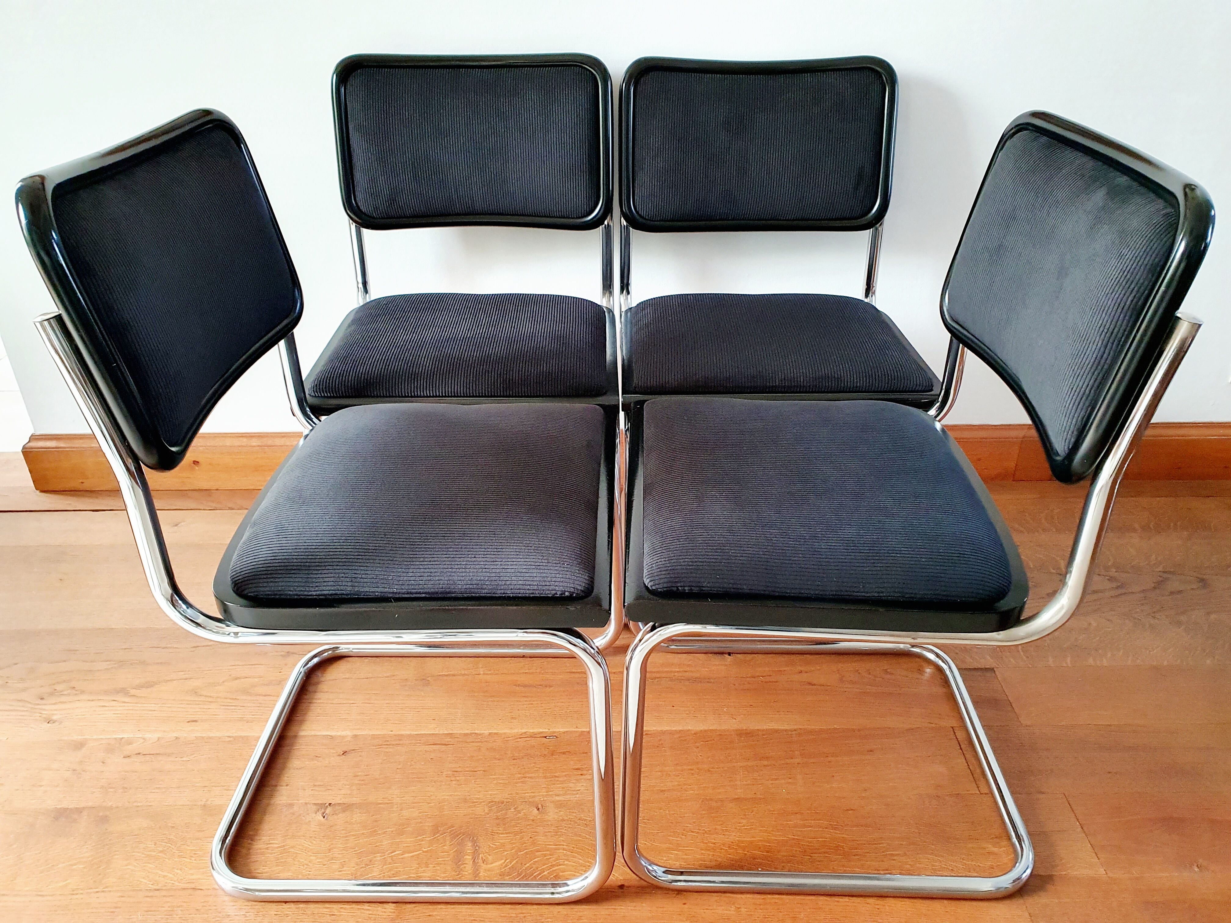 Série de 4 chaises B32 Marcel Breuer en velours côtelé noir