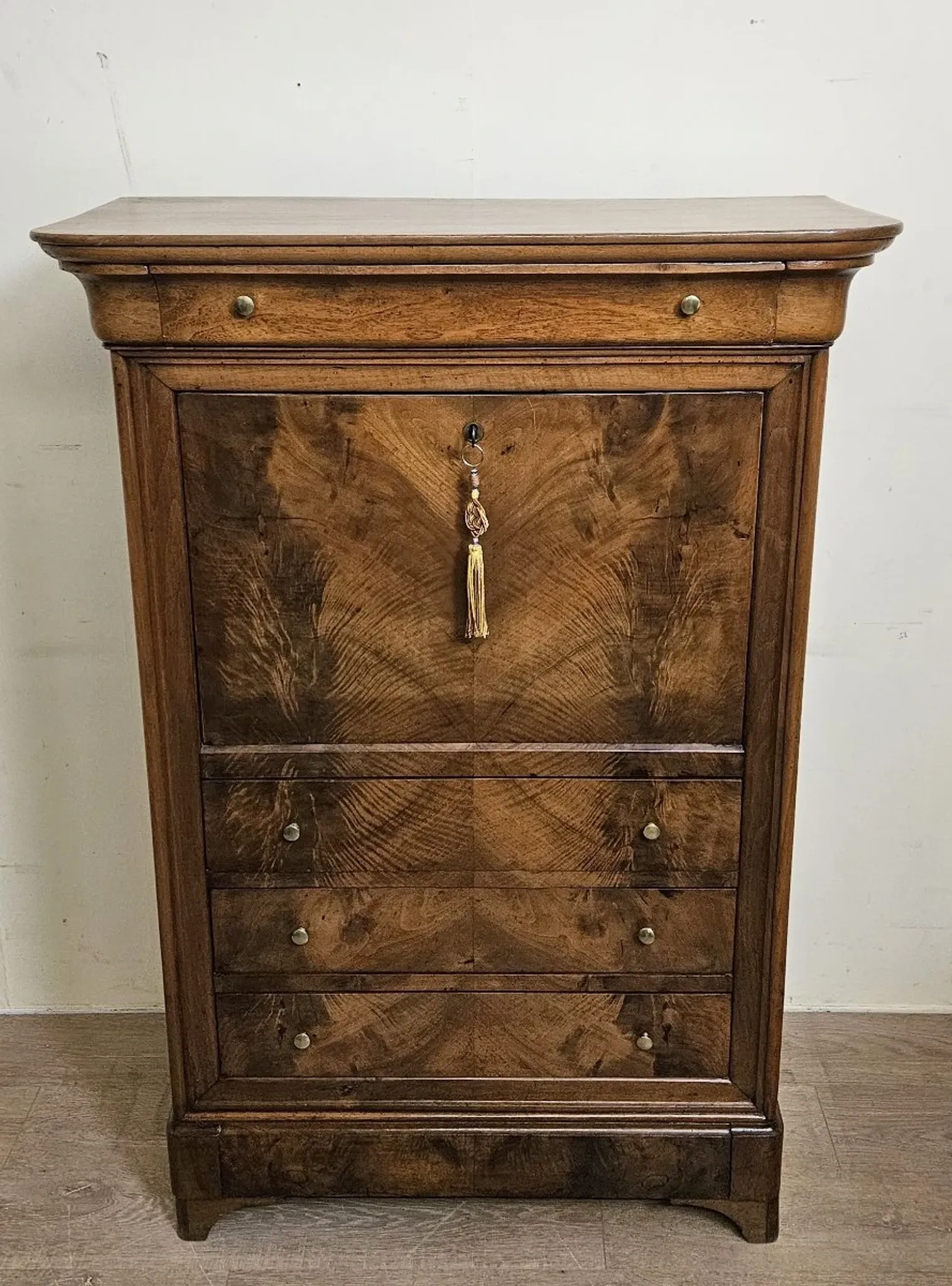 Secretary from the Louis Philippe era – a dozen – in walnut – 19th century