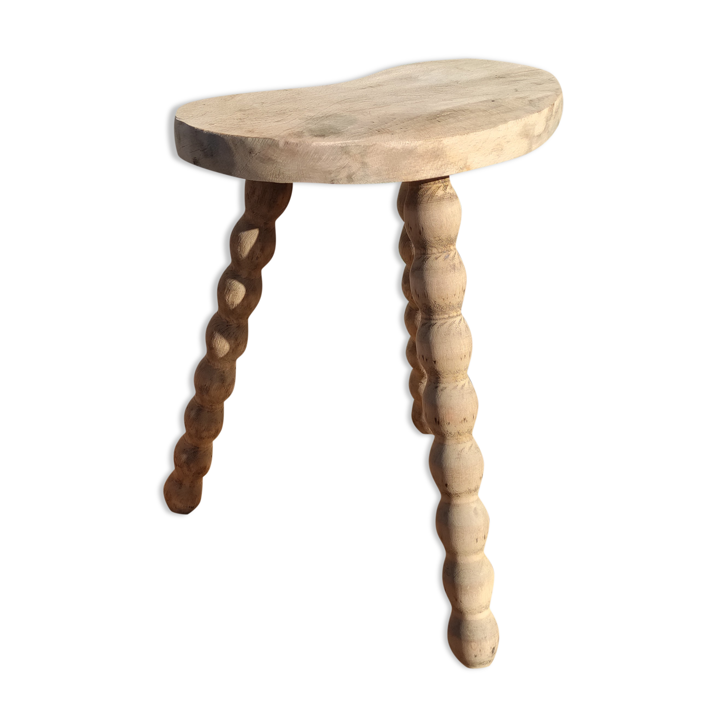 Tabouret tripode de vacher en bois brut