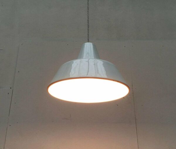 Suspension danoise en émail de Louis Poulsen, années 1960