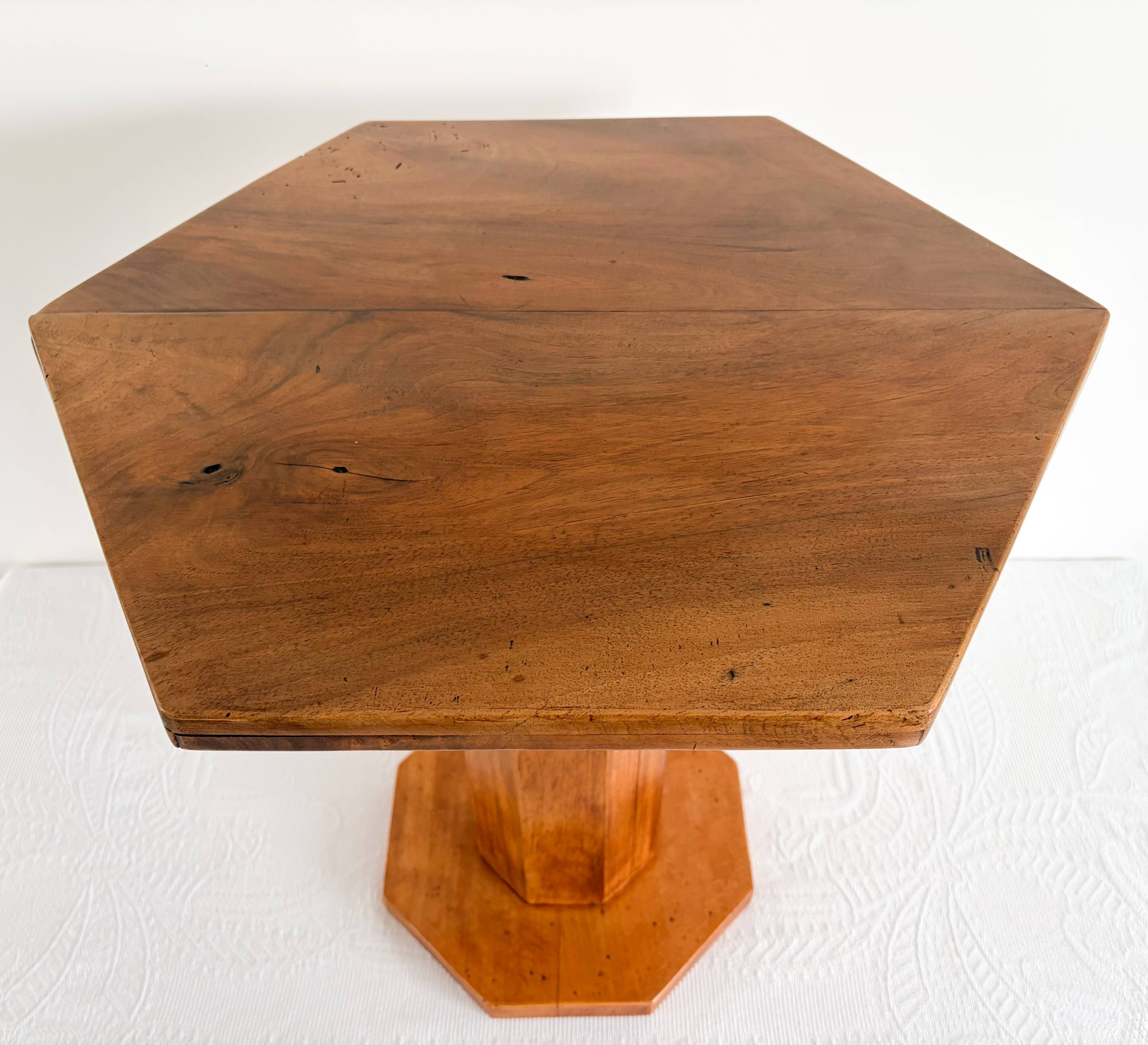 Art Deco guéridon from the 1930s in walnut and oak.