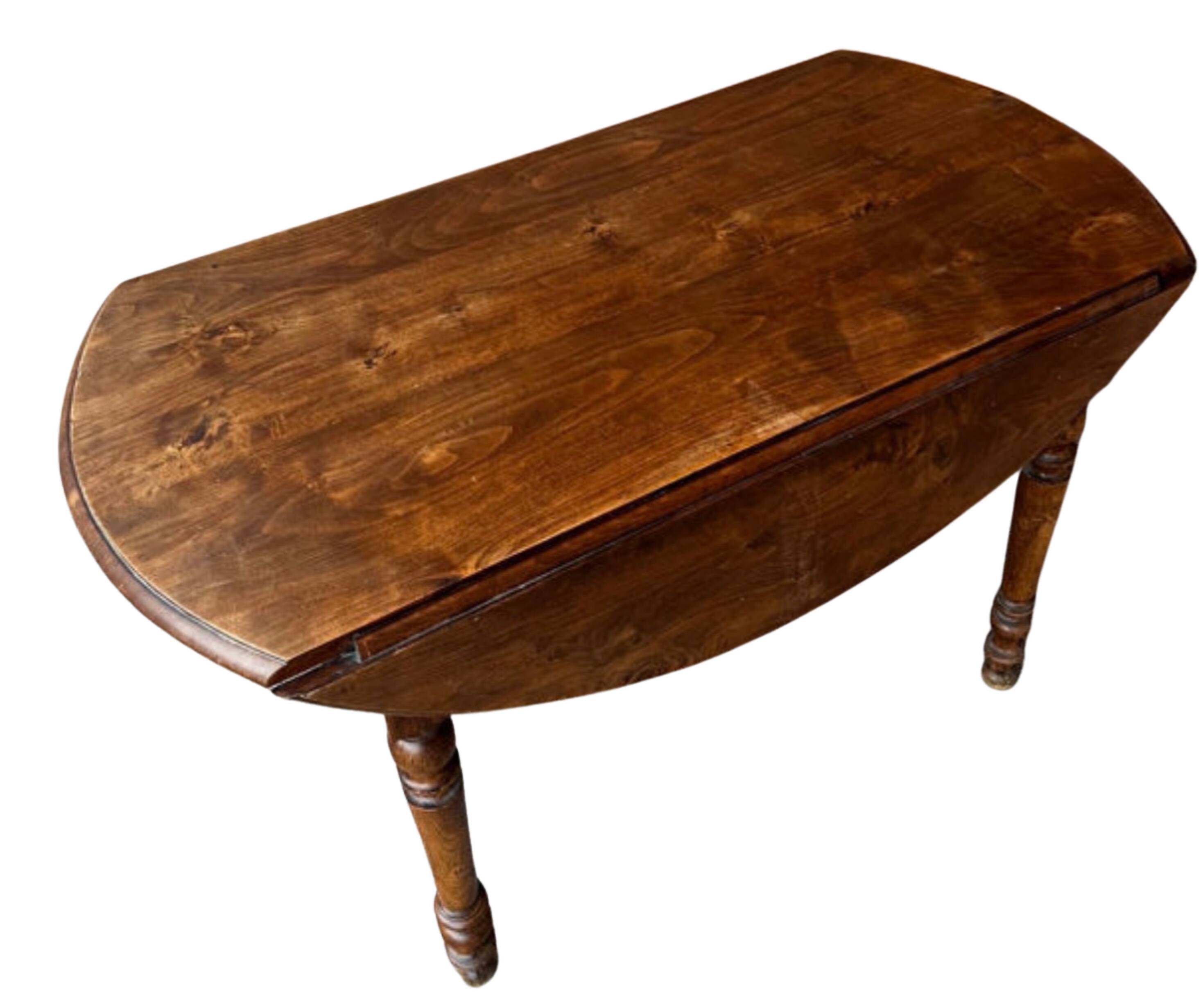 Round (foldable) table in solid wood (walnut)