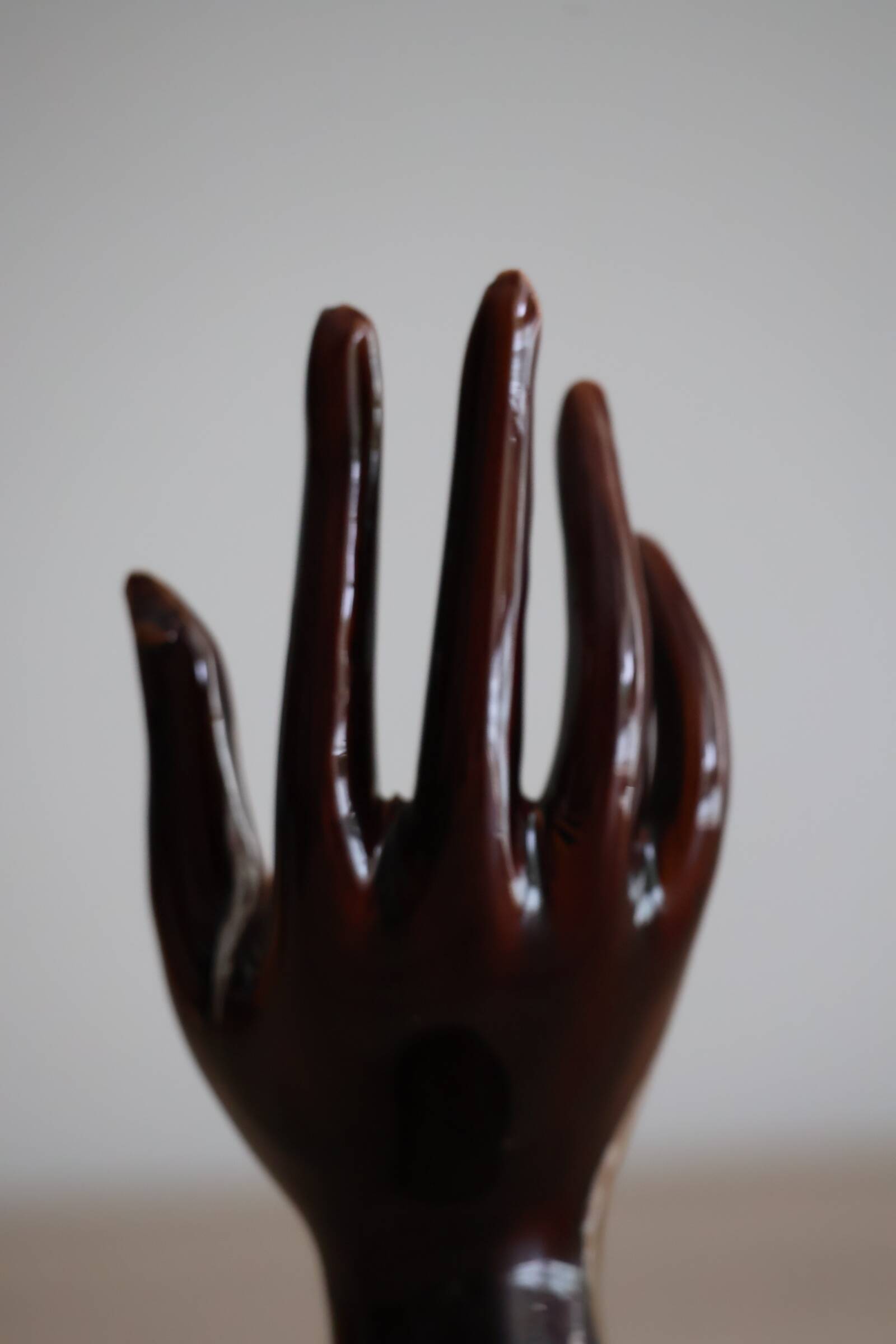 Main baguier ou vase soliflore années 70 en céramique émaillée