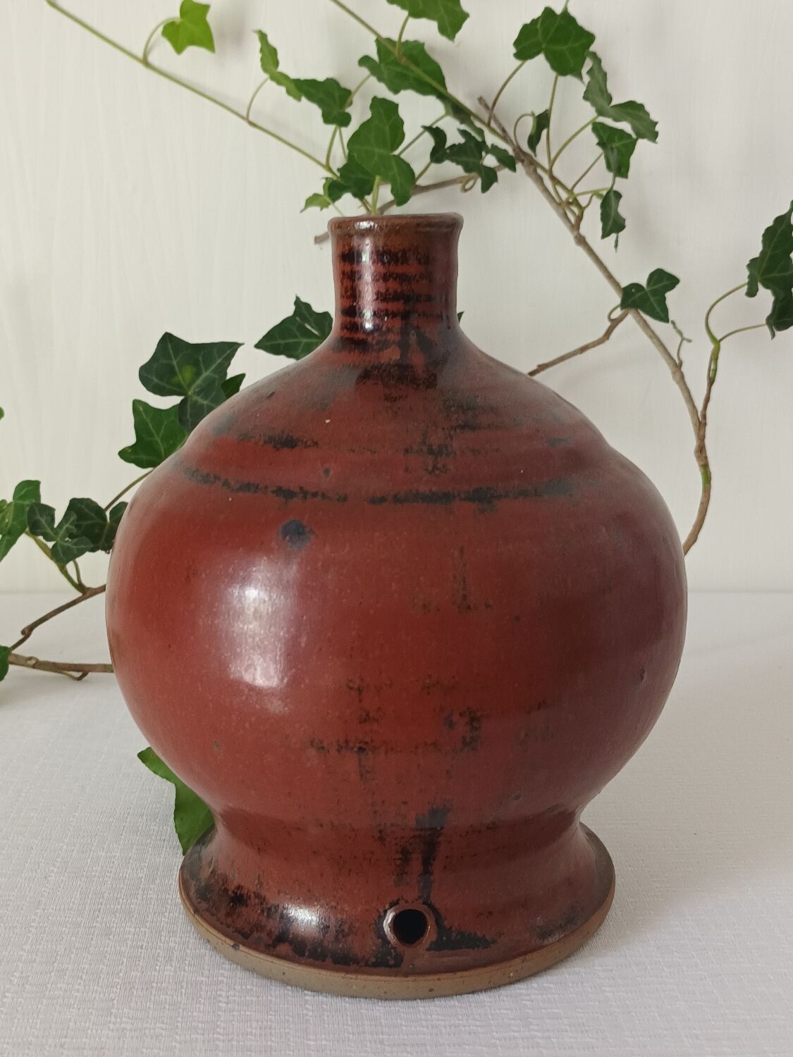 Lamp base in white terracotta stoneware.