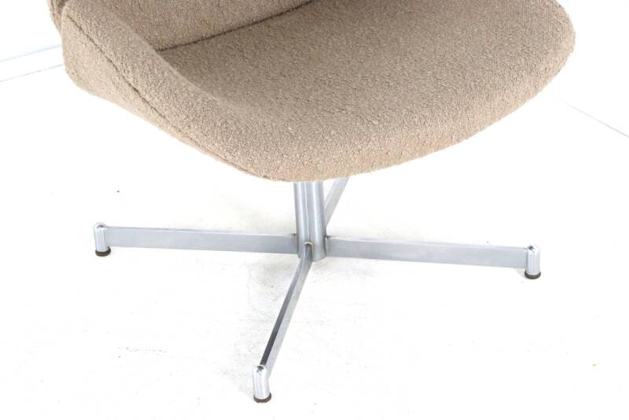 Geoffrey Harcourt for Artifort Exquis armchair - new upholstered