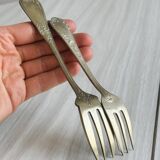 Paire de fourchettes en métal argenté, design orné