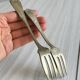 Paire de fourchettes en métal argenté, design orné