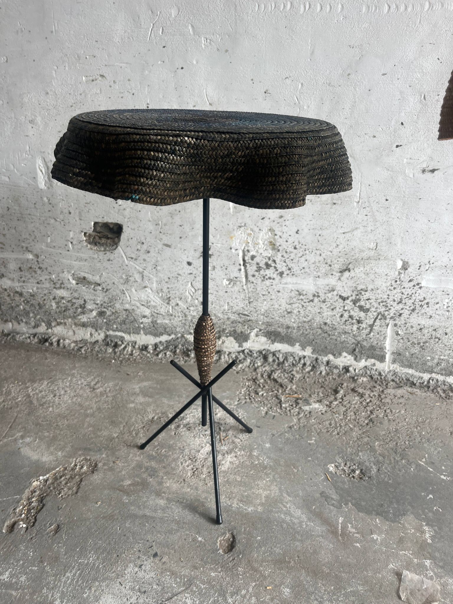 Lot de 2 tables d’appoint vintage italiennes en raphia