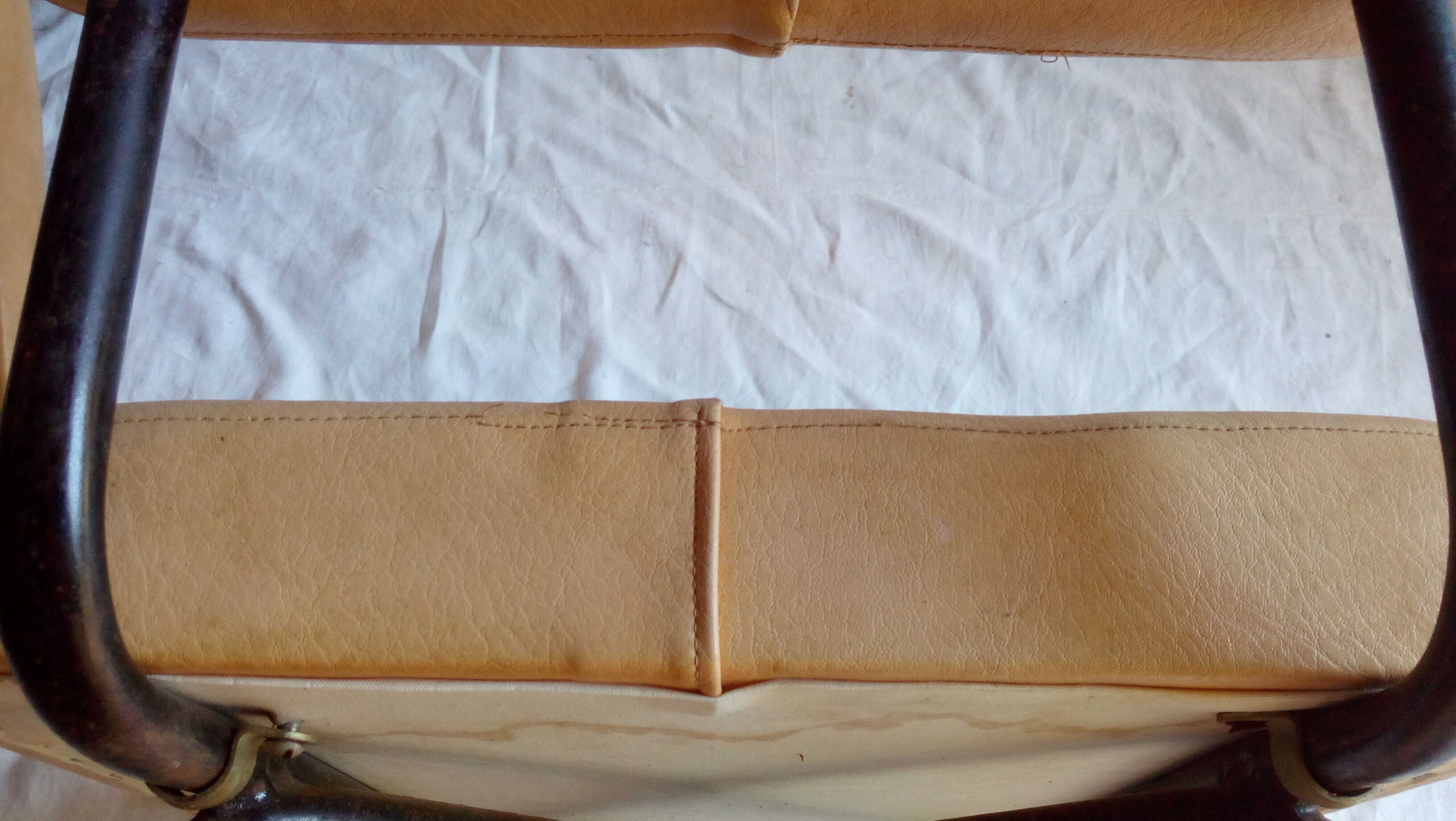 Set of 2 chairs airborne