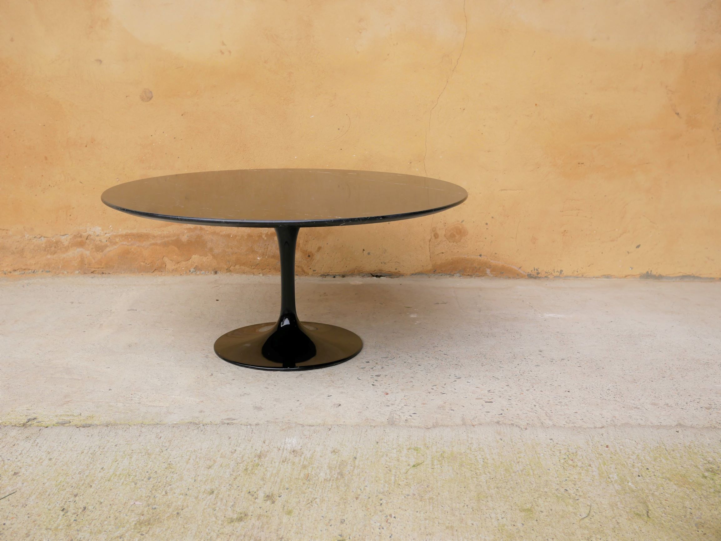Table basse tulipe vintage en marbre noir