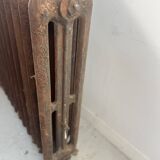 Ancien radiateur sur pied a quatorze lames fleuries en fonte de fer XX sièc
