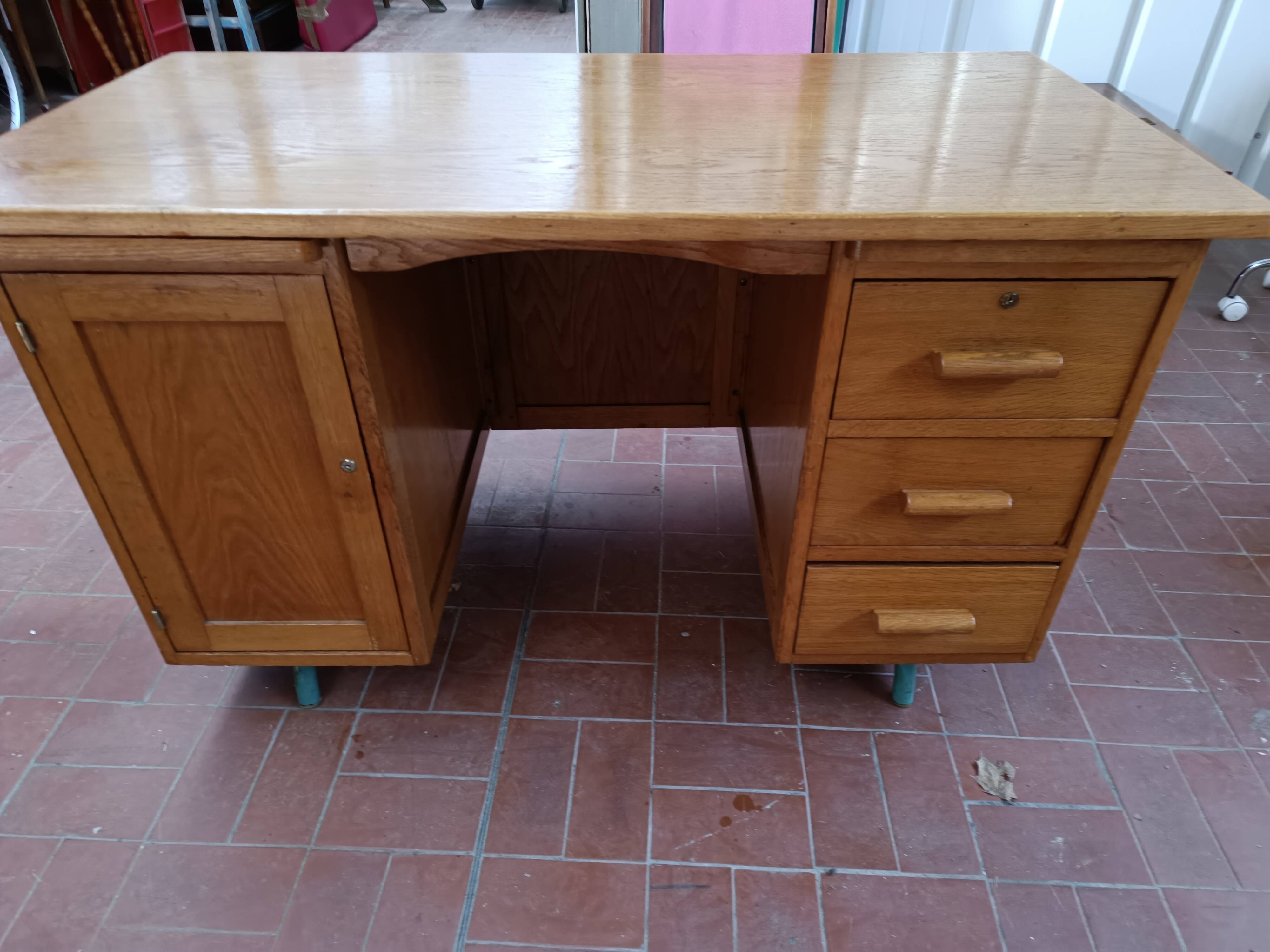 Teachers' desk and its Delagrave chair