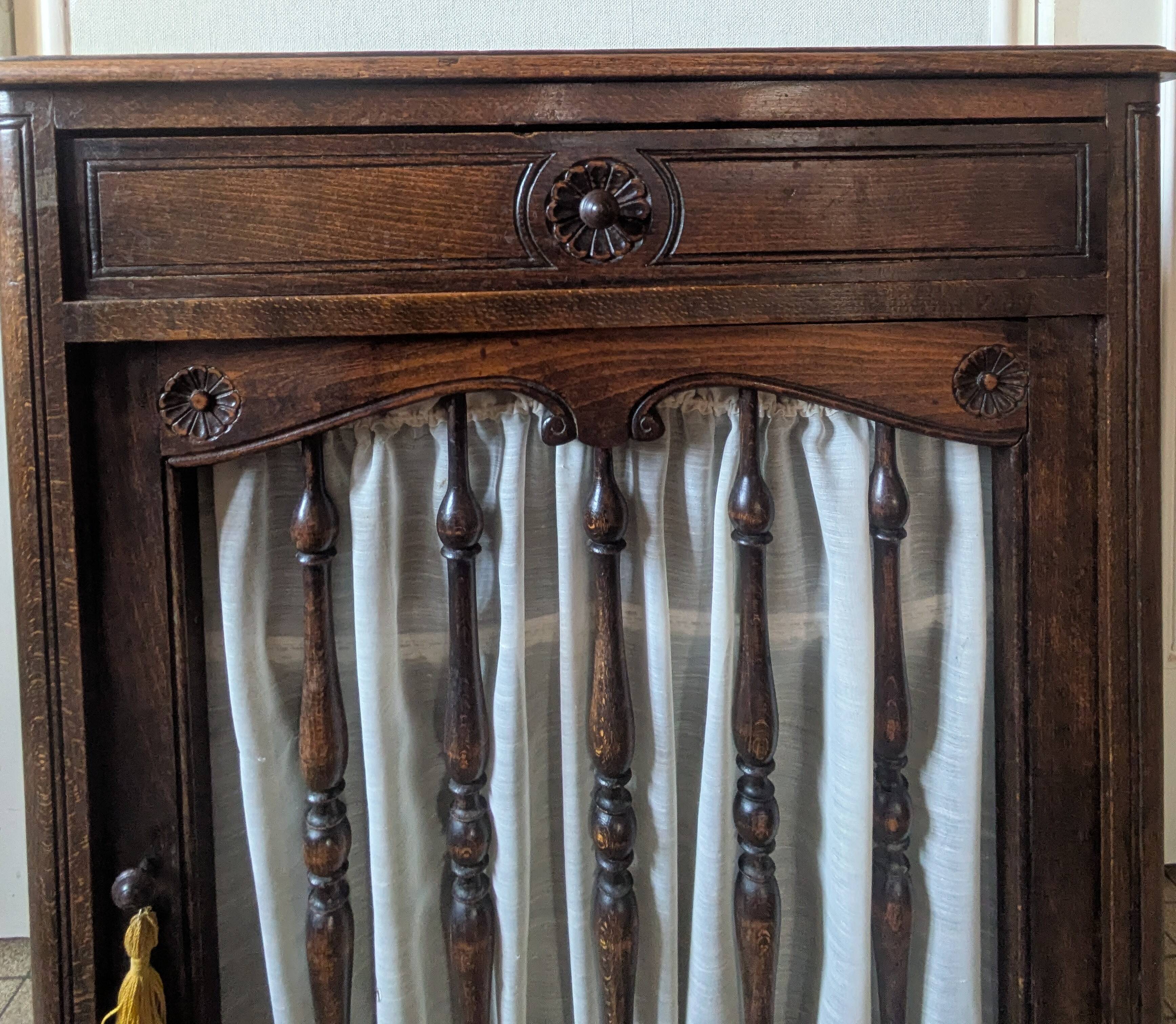 Buffet bas ancien en bois massif