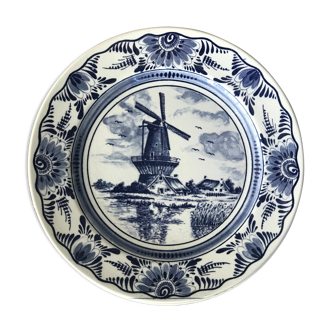 Lot of 4 dessert plates in white porcelain and Dutch mill design