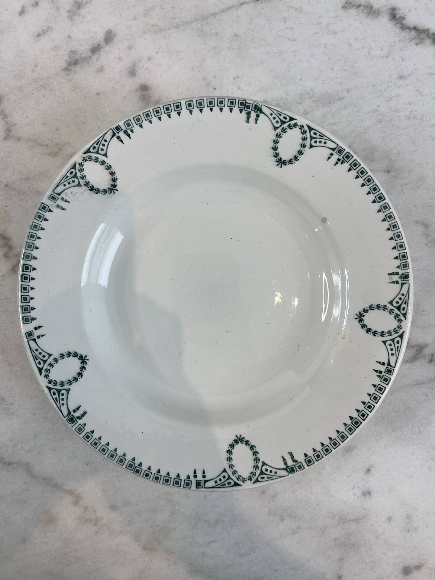 Set of 7 deep plates in earthenware, decorated with a green frieze.