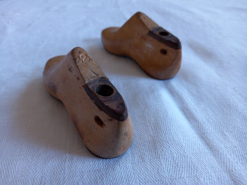Pair of 2 children's shoe trees, handmade work, light wood, size 22