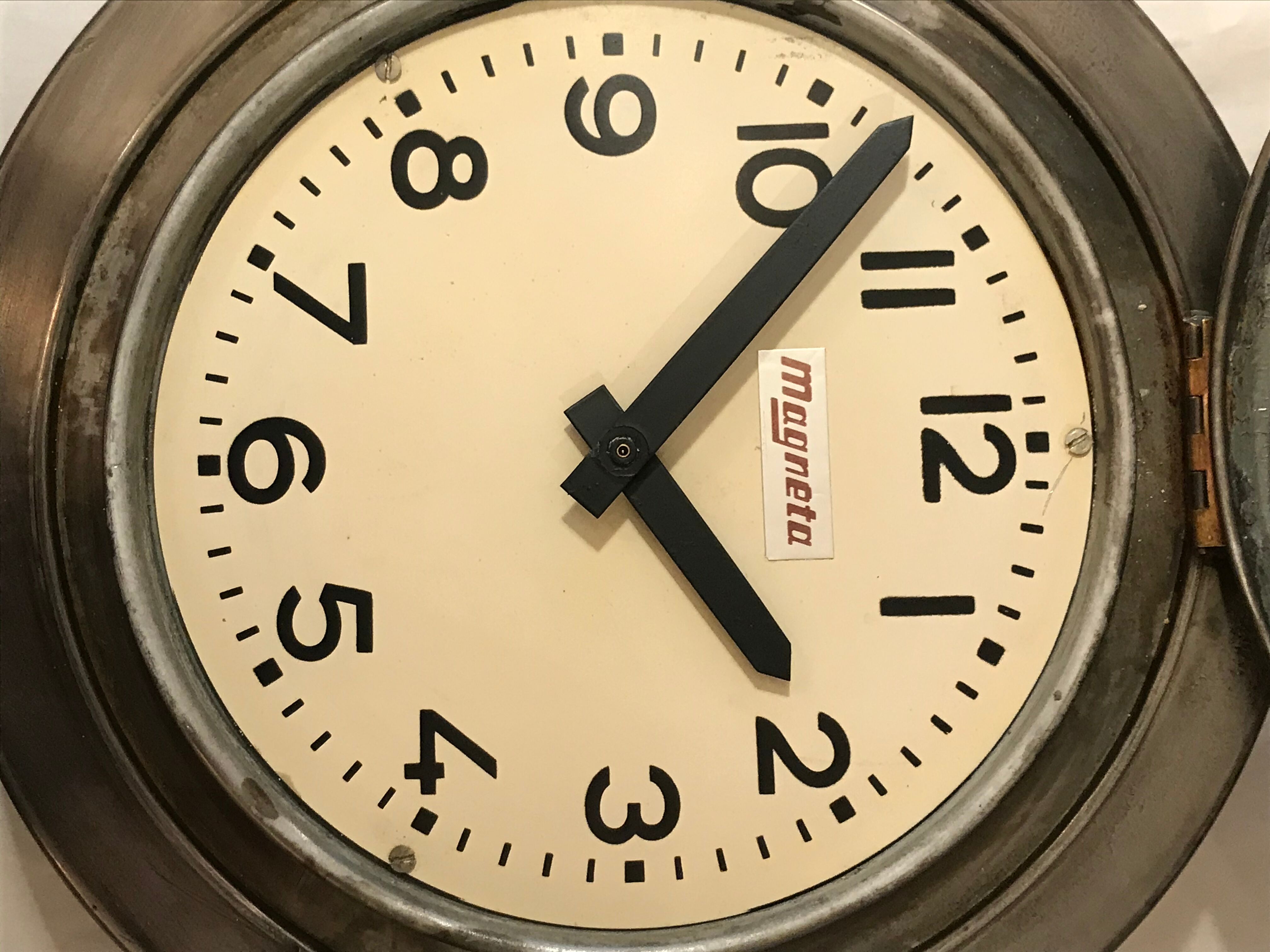 Clock Brillie Magneta Industrial Station