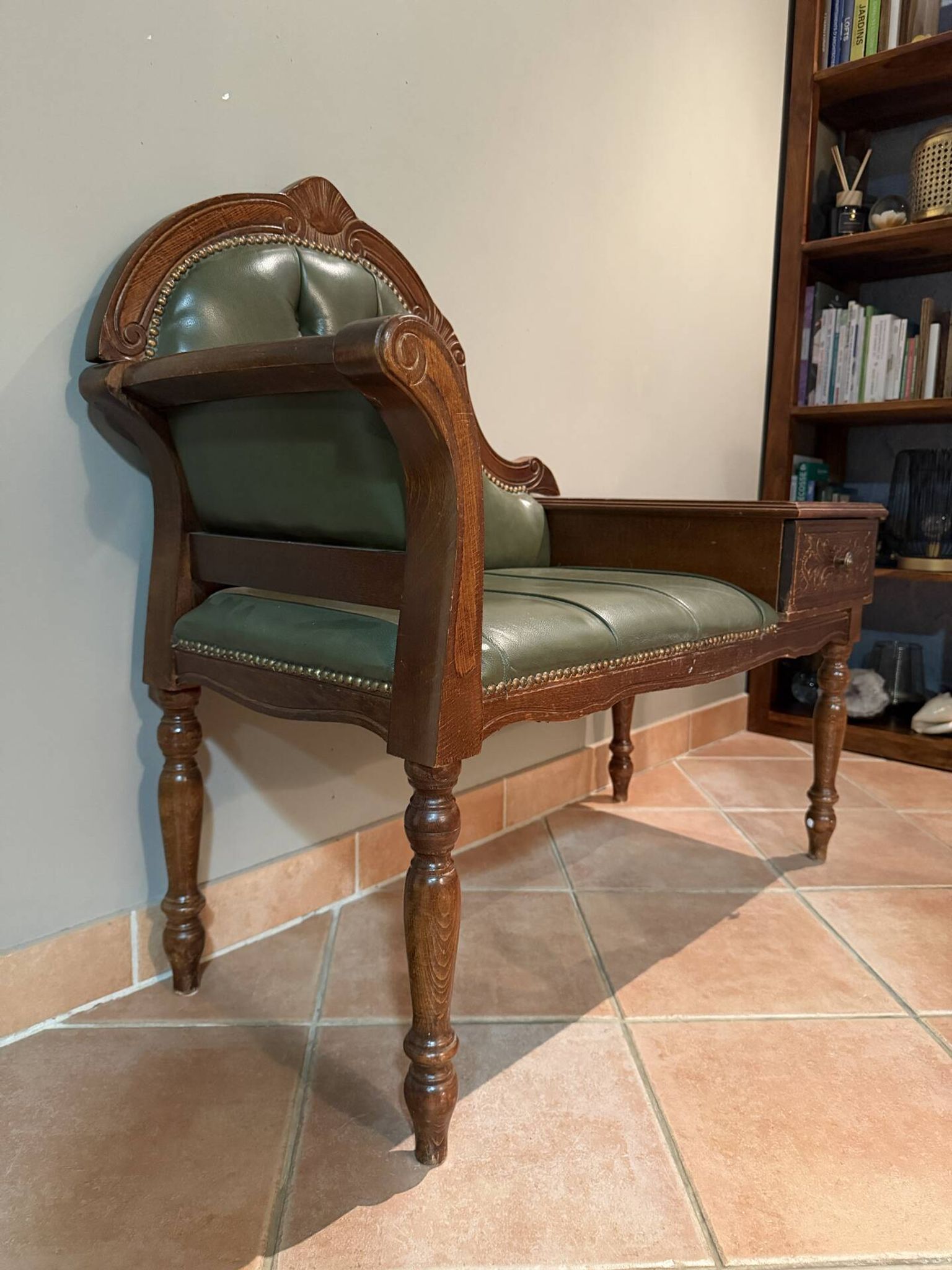 Banquette ancienne en bois sculpté avec assise capitonnée verte et tir