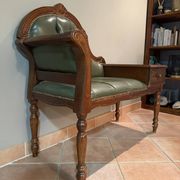 Banquette ancienne en bois sculpté avec assise capitonnée verte et tir
