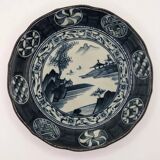 Assiette ancienne signée en céramique bleue à décor de paysage, Japon