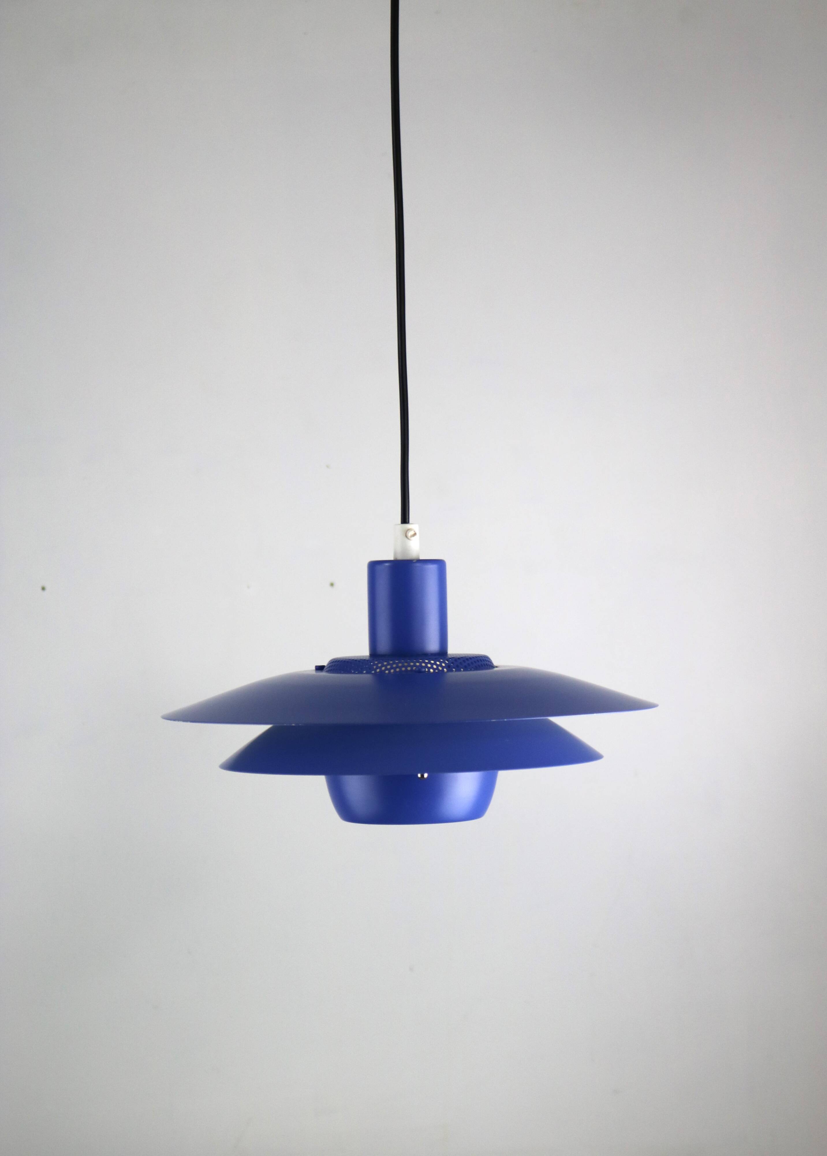 Suspension bleue par Jeka Metaltryk - Modèle Viola type 3013P
