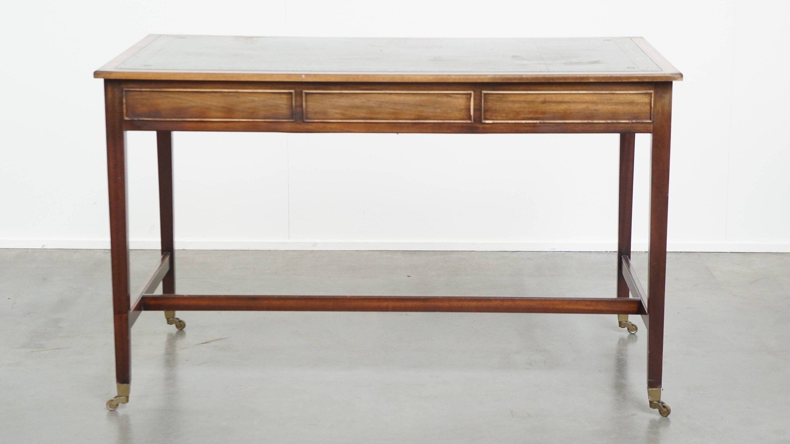 Bureau et chaise de bureau Chesterfield en cuir de vachette bleu