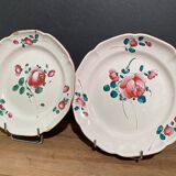 Paire d'assiettes en faïence de l'Est XIXe à décor floral