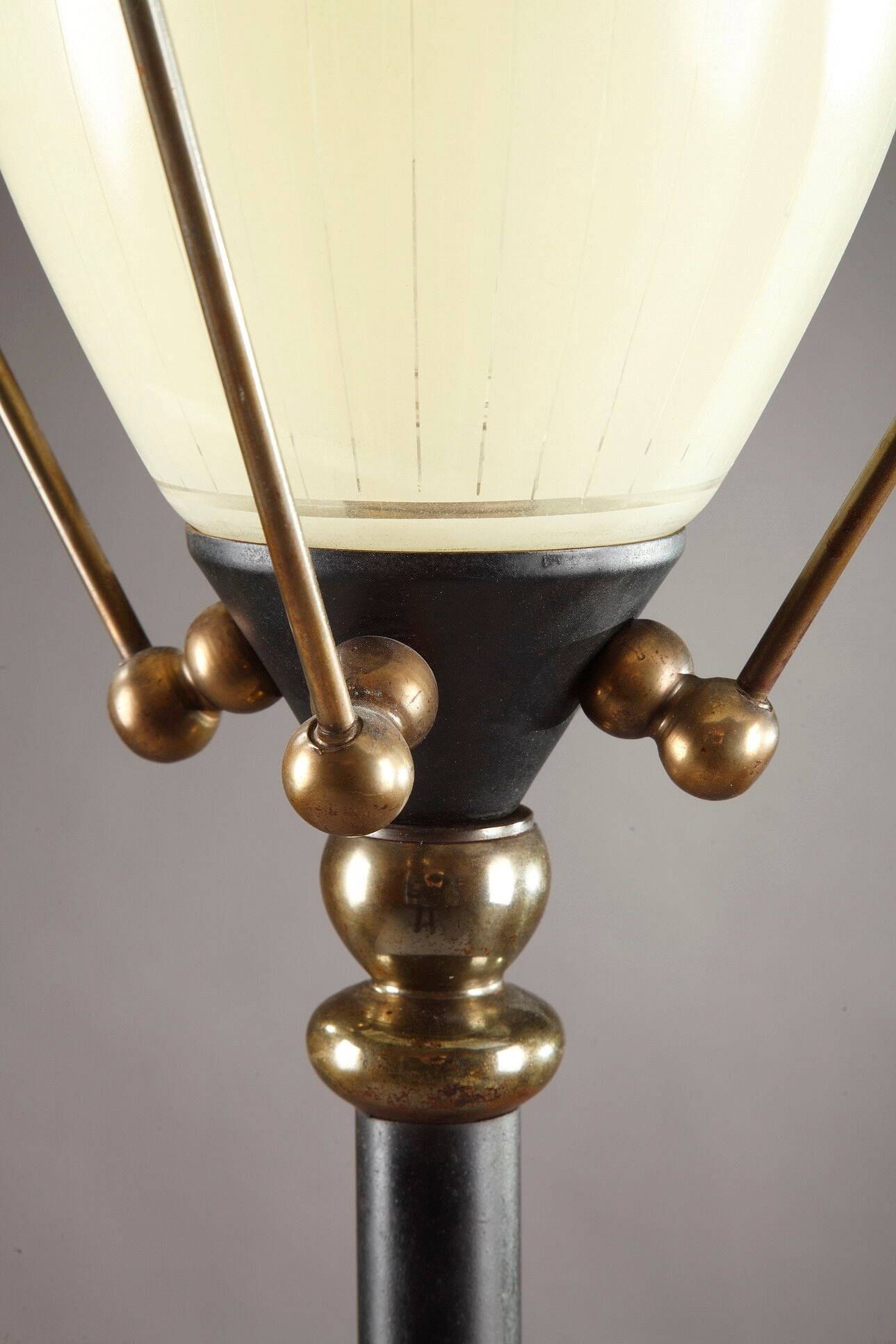 Lampadaire tripode de forme réverbère en fer et verre