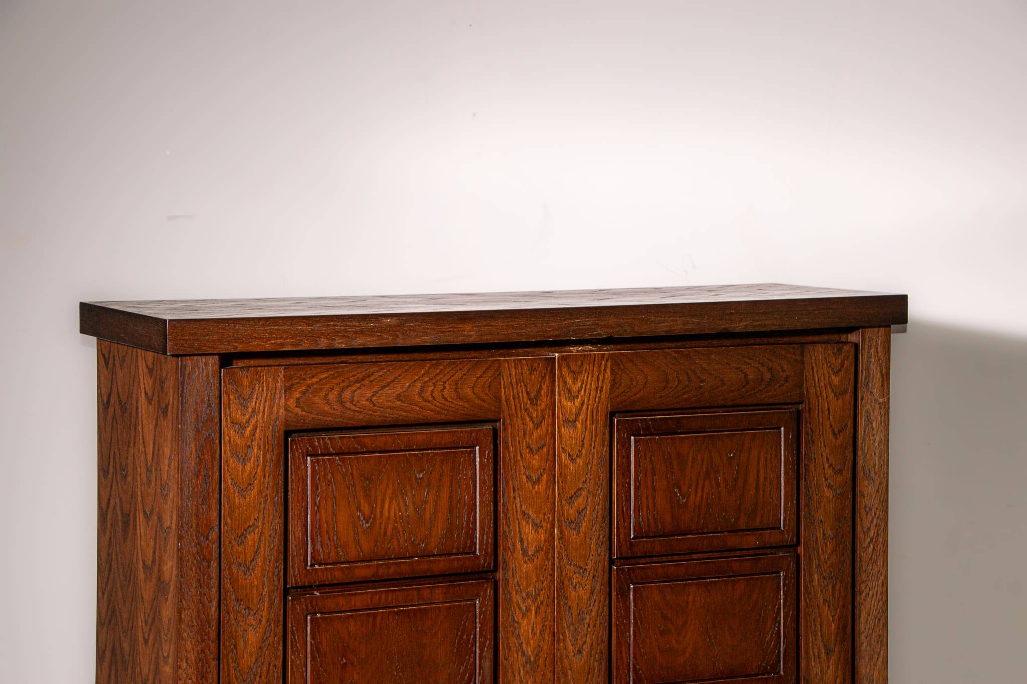 Meuble bar avec portes sculptées en chêne