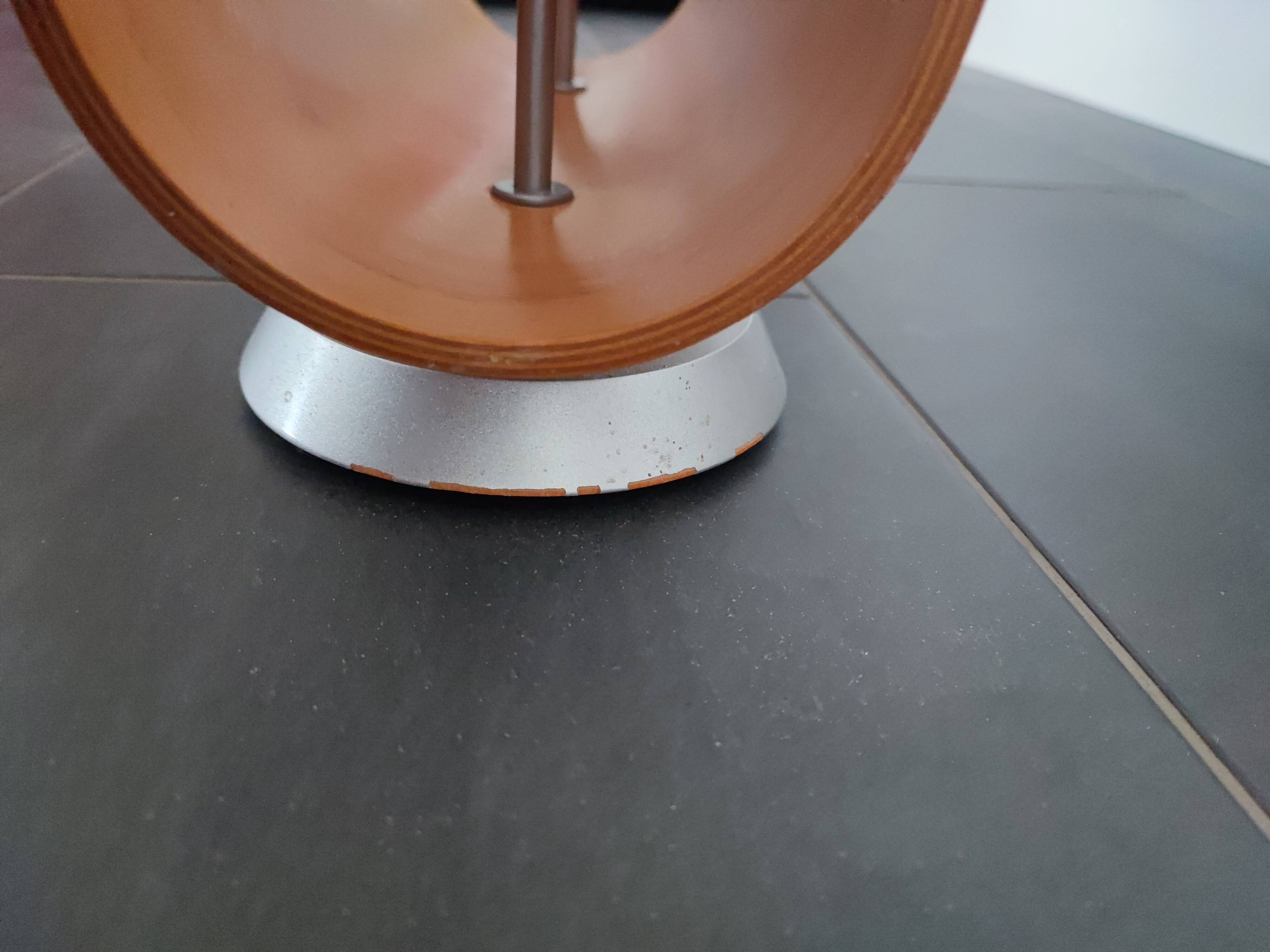 Roset line magazine and newspaper holder